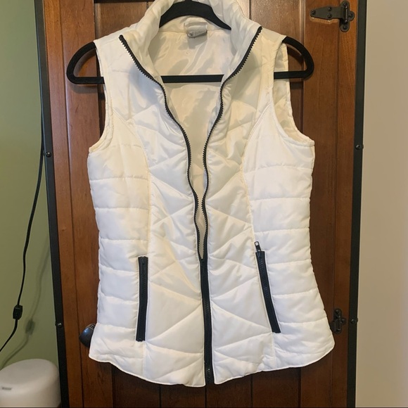 NEW DIRECTIONS WEEKEND puffer vest- size small - Picture 5 of 6